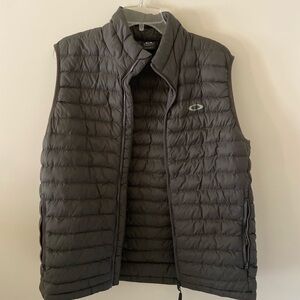 Oakley Men's Gray Puffer Vest, 2 pockets